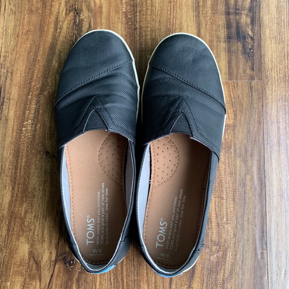 Black TOMS